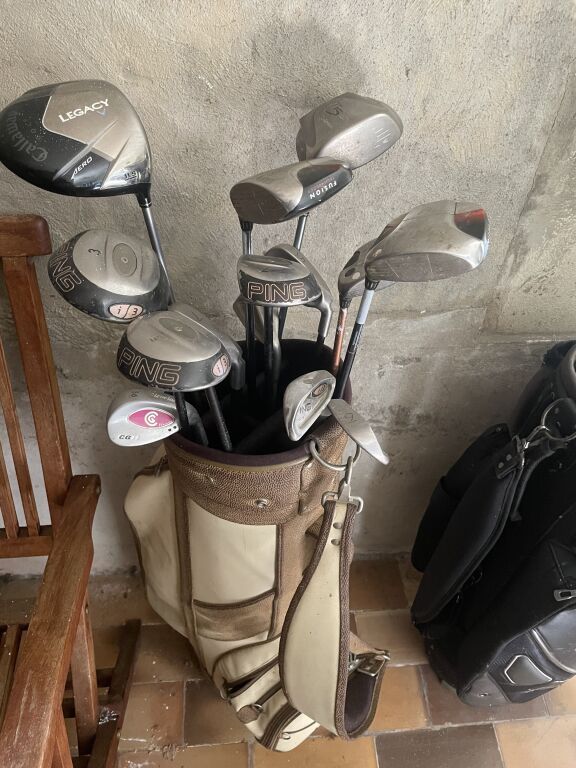 Null Lot of golf equipment. 16 clubs (approx) and 2 bags.