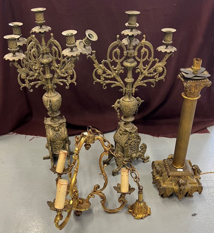 Null Pair of 5-light bronze candelabras (accident, one branch missing). Joint br&hellip;