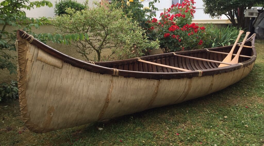 Null 罕见的白桦树皮和天然木材独木舟。加拿大。19世纪末。421 x 90厘米。连接2个船桨。