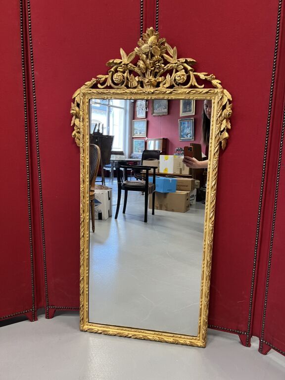 Null Miroir à fronton encadrement en bois doré. Epoque Louis XVI. Haut : 134 cm.&hellip;