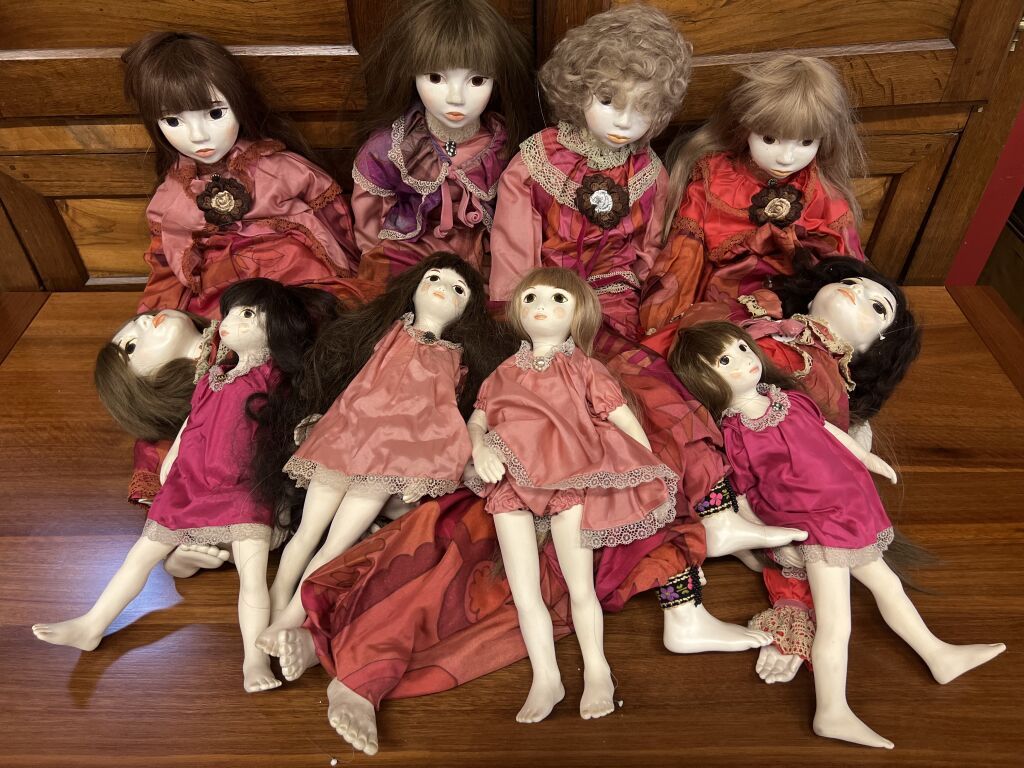 Null Lot of 10 dolls.
