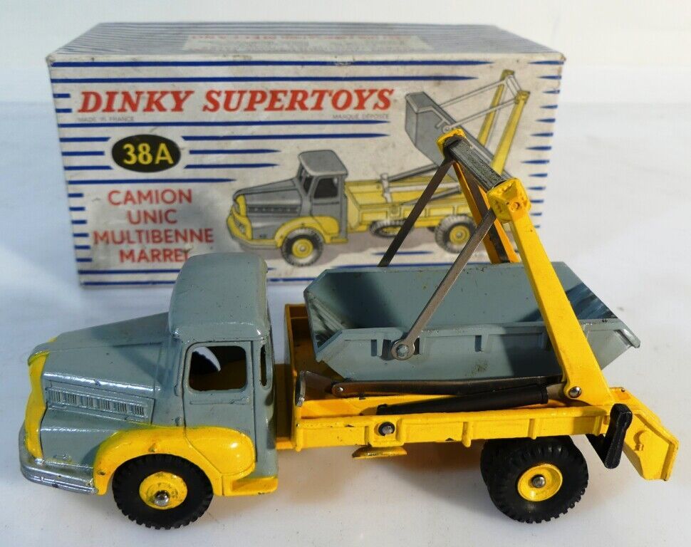 Null Dinky玩具。Marrel Unic Multibenne卡车。前面是凸形轮辋，后面是凹形轮辋。带着它的盒子。