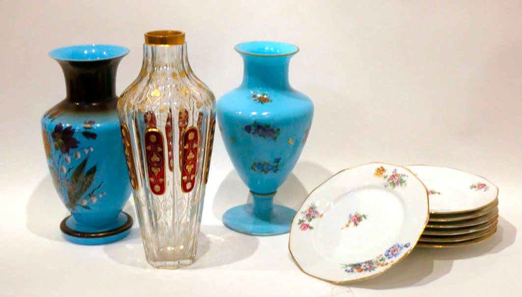 Null Lot composé de deux vases en opaline bleue à décor de fleurs, un vase en op&hellip;