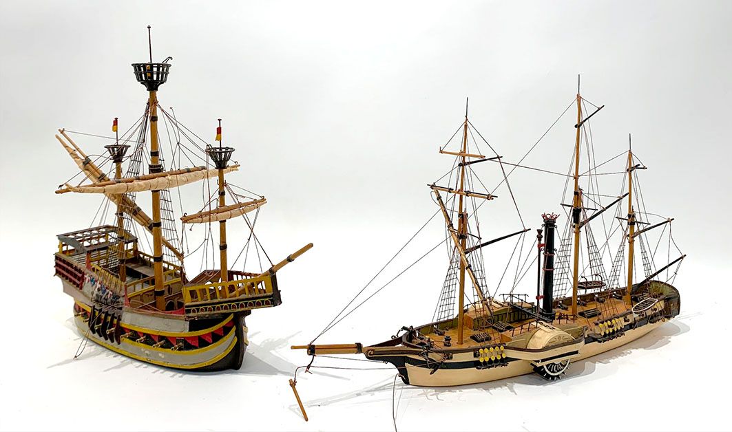 Null Zwei Dreimast-Schiffsmodelle aus Holz 28 x 29 cm und 24 x 38 cm