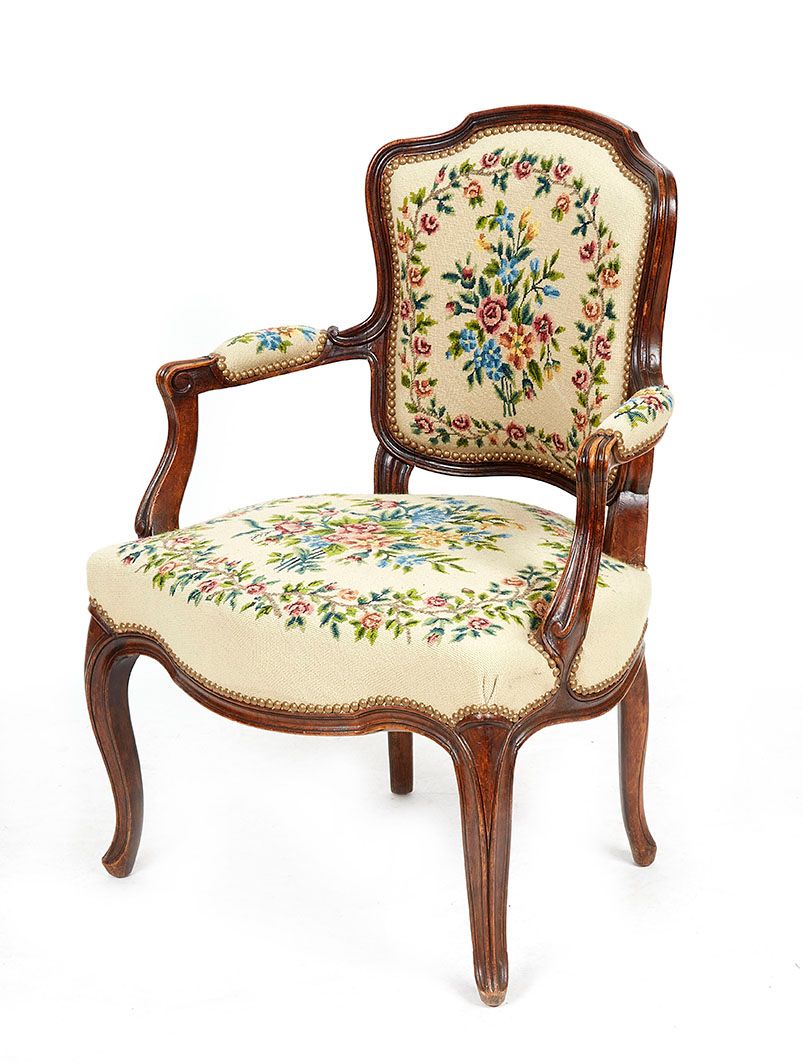 Null 敞篷扶手椅，天然木材，扶手和椅腿，挂毯，带点装饰。路易十五风格，19世纪末 88 x 65 x 52厘米