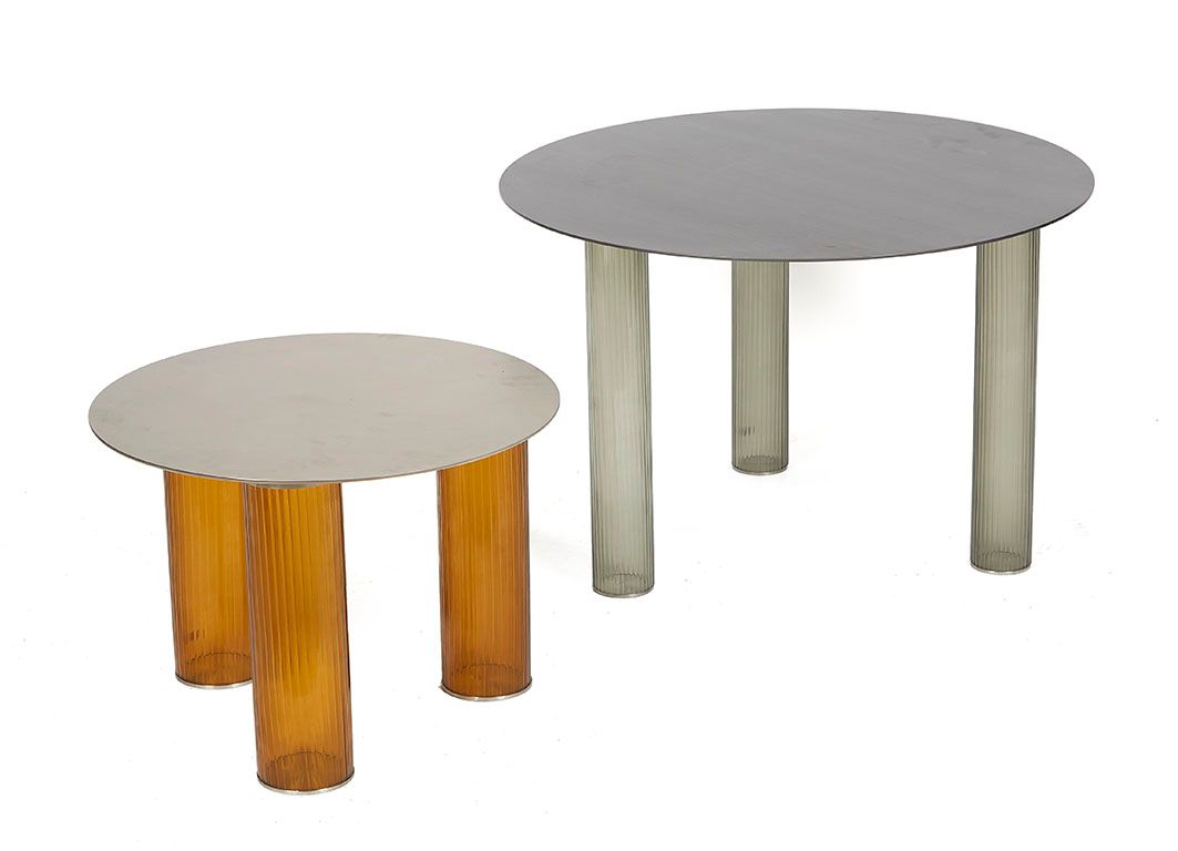 Null SEBASTIAN HERKNER for ZANOTTA 两张Echino咖啡桌，三层吹制玻璃腿（一个为烟熏玻璃，另一个为琥珀玻璃），镀镍钢板桌面 &hellip;