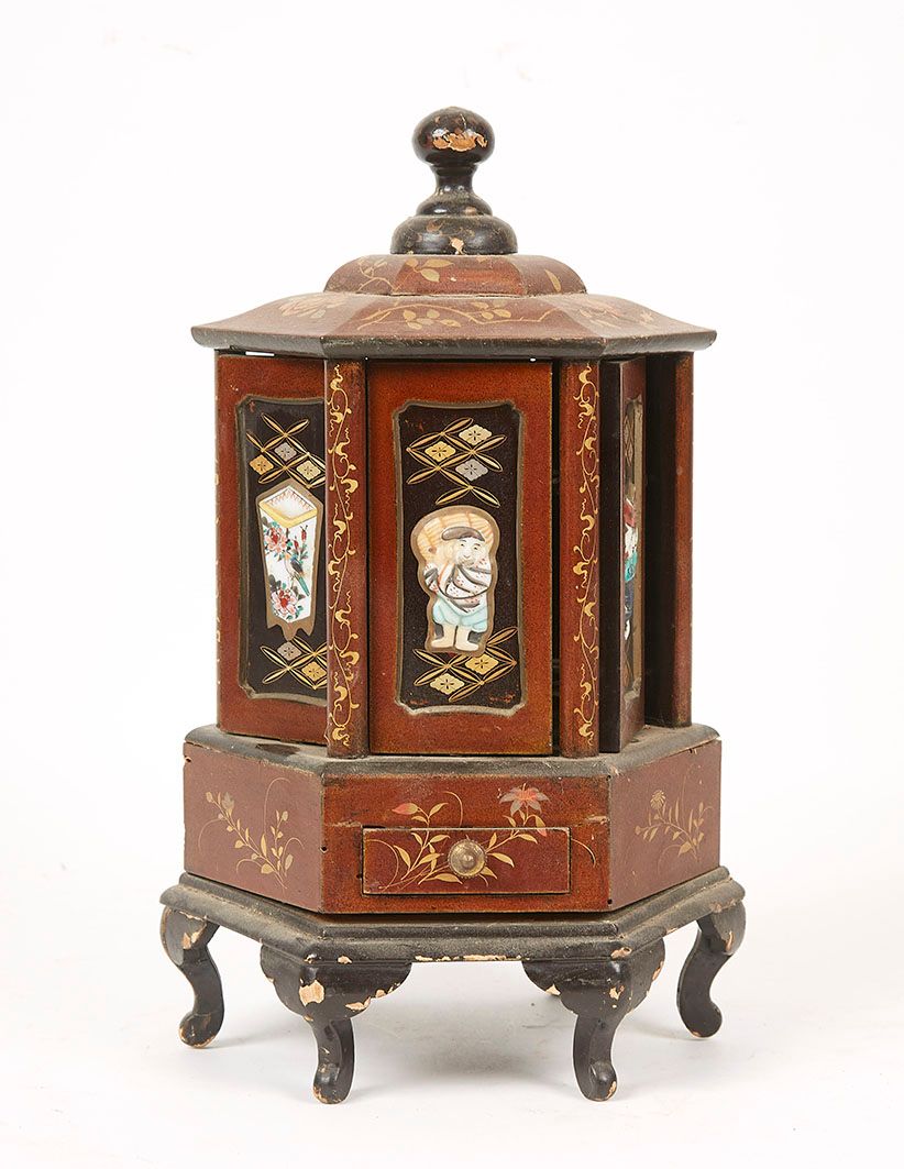 Null 雪茄盒，木头上有彩绘装置，装饰有小的多色瓷器主题。(小的油漆碎片) 约1900年 高：38厘米