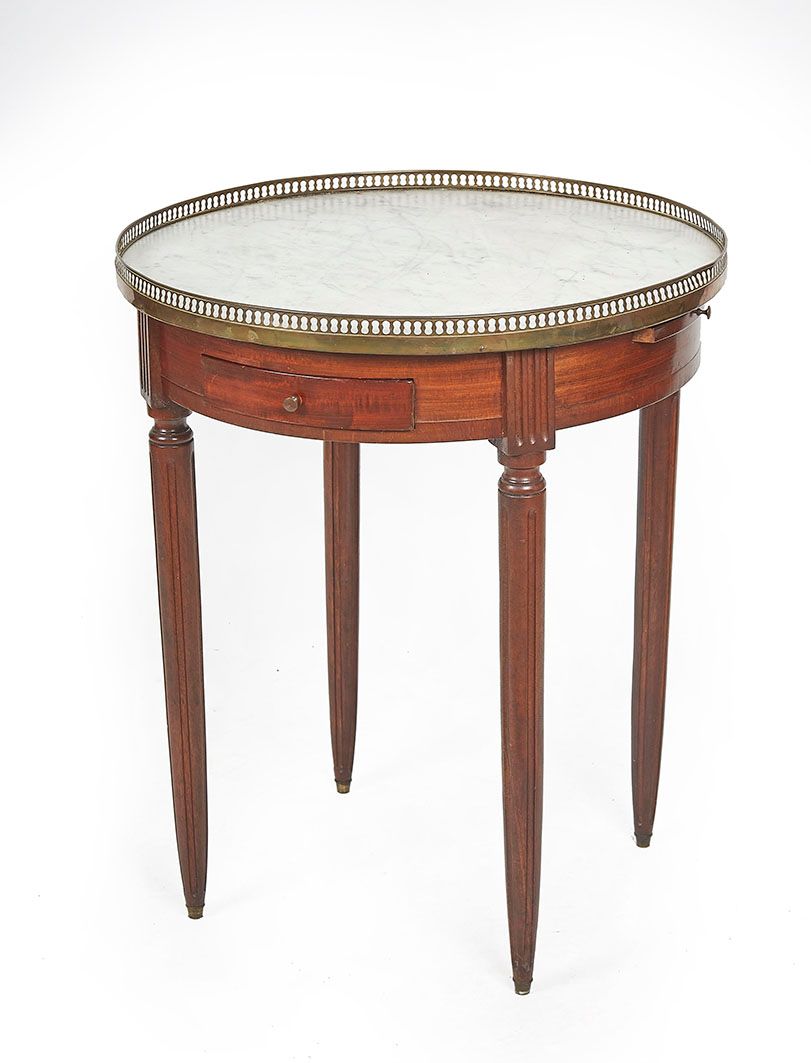 Null Ein Tisch aus Holz mit Mahagoni-Patina, der sich durch zwei Schubladen und &hellip;