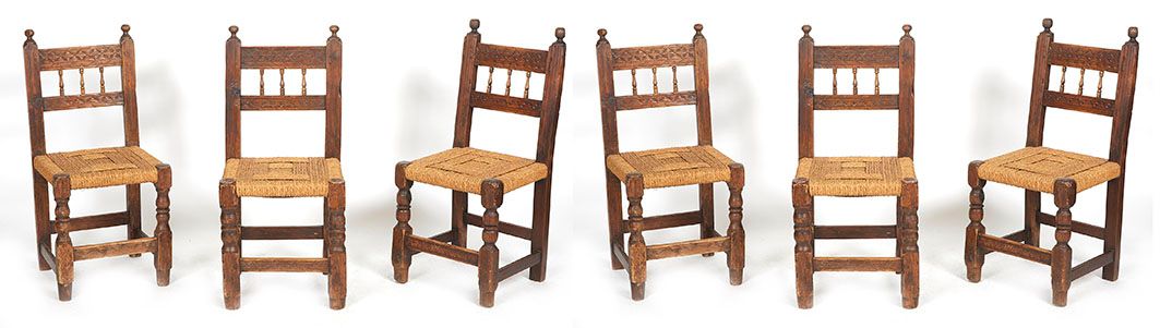 Suite de six chaises en bois naturel de style Brutaliste, dossier à colonnettes &hellip;