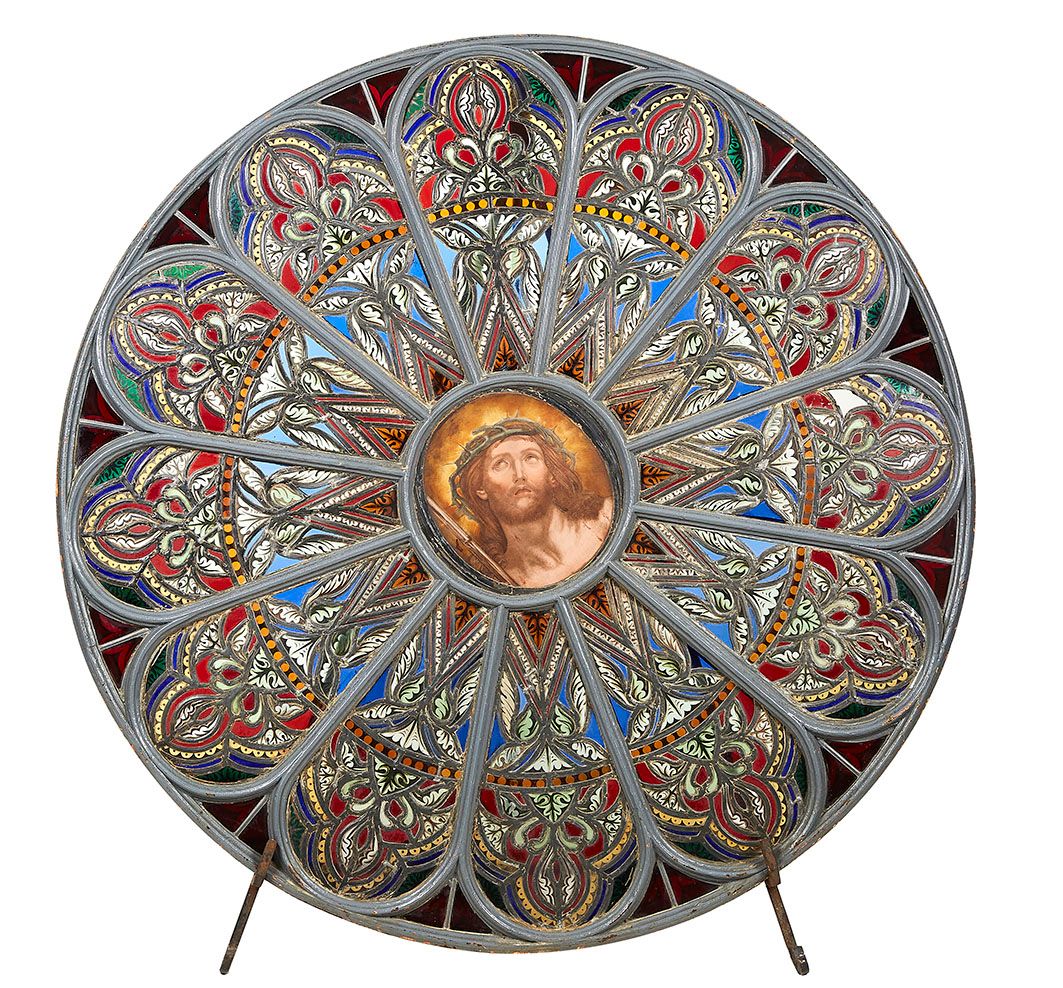 Null Gran vidriera circular con decoración flamígera policromada, que descansa s&hellip;