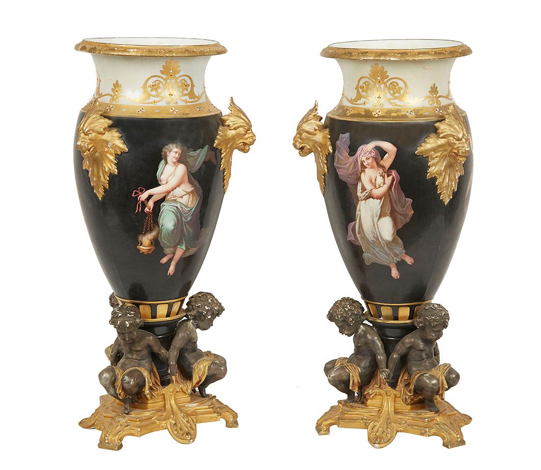 Null 
Paire de grands vases de forme balustre en porcelaine polychrome et or à d&hellip;