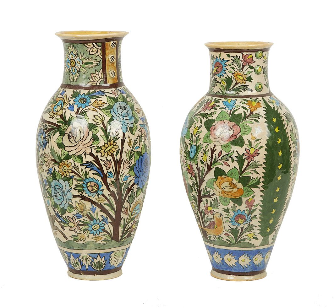 Null 东方作品 十九世纪末 两个陶制花瓶，釉面开裂，花叶背景上的鸟儿（颈部有小缺口） 高：60厘米和56厘米