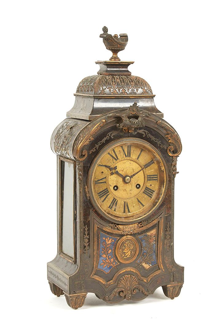 Null 锡镴贴面和青铜装饰的小钟，如贝壳、刺桐叶、凯撒的面具。鎏金黄铜表盘（缺失）。路易十四风格。高：41厘米