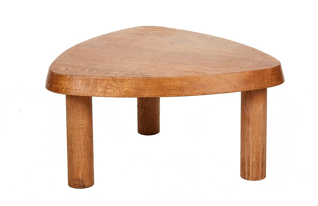 Null 皮埃尔-夏波(1927-1987) 矮桌 型号 "T23"，被称为 "心形桌" 实心橡木的罕见版本 33 x 63 x 63 cm