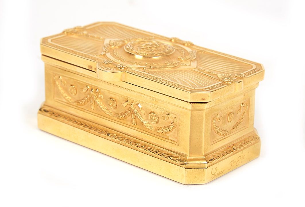 Null O.LELIEVRE.鎏金青铜小盒，盒盖上装饰有棕榈花、玫瑰花、花环和水叶。桃花心木内部和背面 4,5 x 10,5 x 5,5 cm