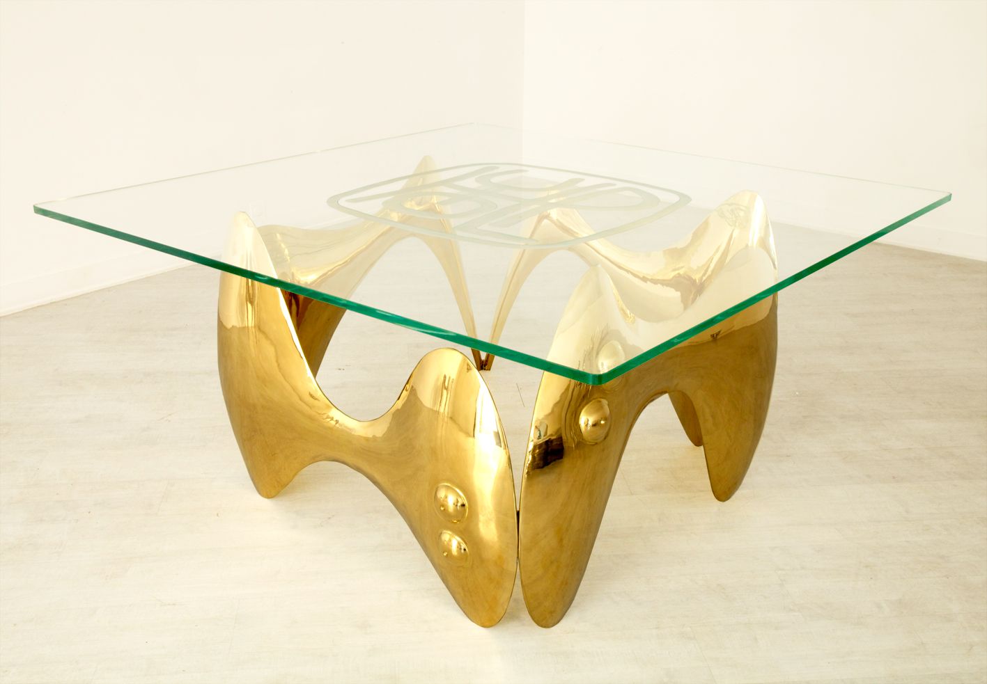 Null Philippe HIQUILY (1925-2013) TABLE FEMME, 1979年 (2011年版) 抛光锤击黄铜和安全玻璃桌面，刻有艺术&hellip;
