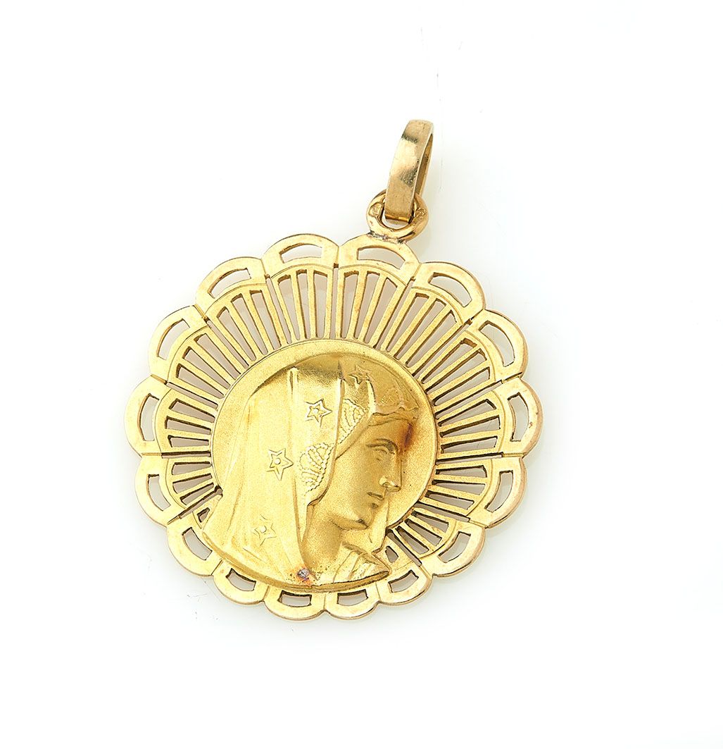 Null Médaille religieuse en or jaune 18K (750/°°). Diam : 3 cm Poids brut : 6.3g