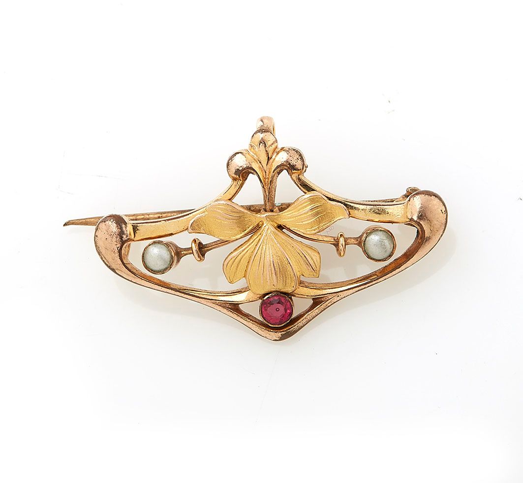 Null Art Nouveau brooch in 18K (750°) yellow gold, with an openwork stylized flo&hellip;