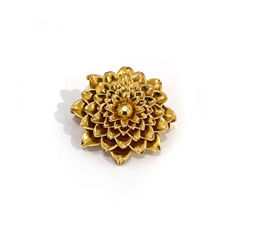 Null Spilla in oro giallo 18K (750/°°) che mostra un fiore. Peso lordo: 10.2g