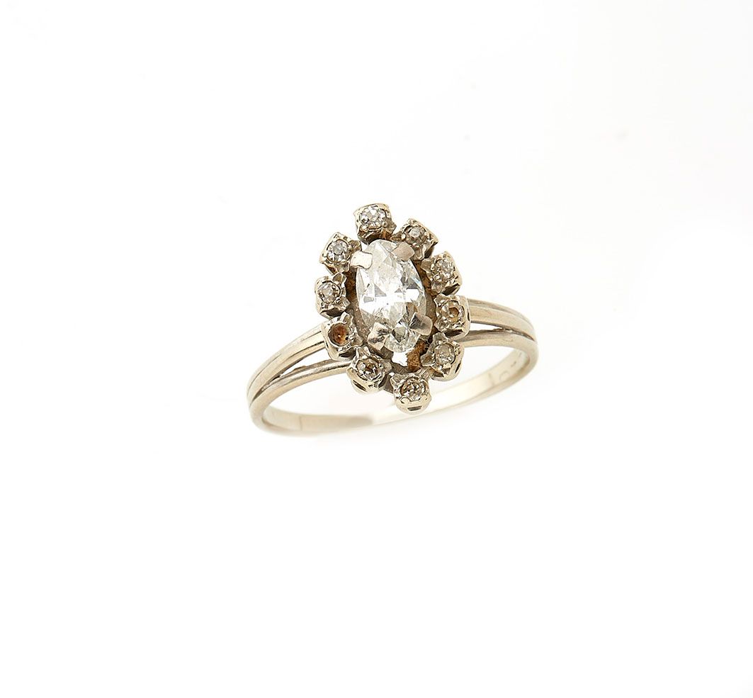 Null 
Bague "Fleur" en or gris 18k (750/°°), centrée d'un diamant navette en ser&hellip;