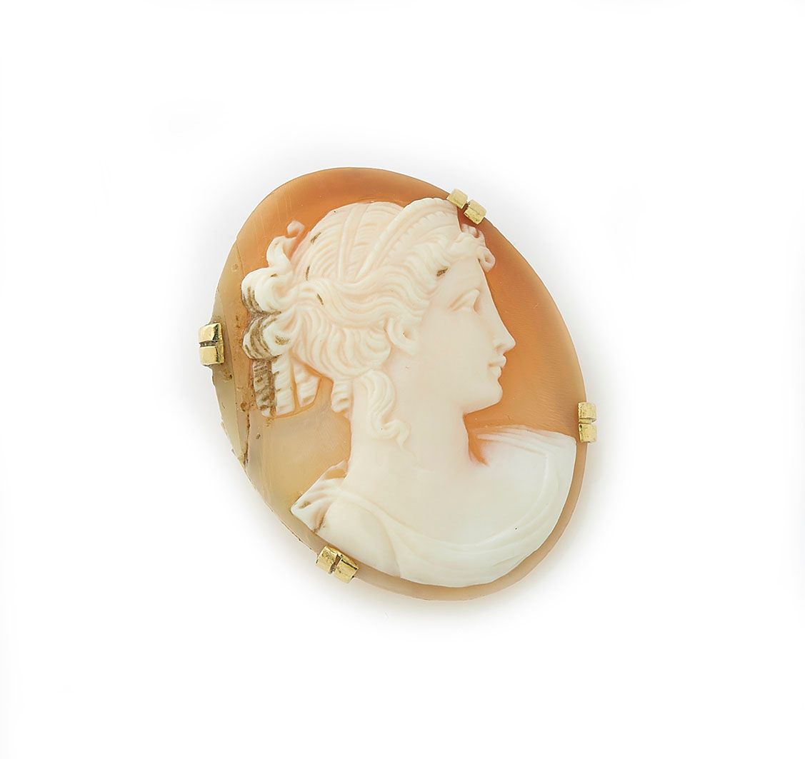 Null Brooch or pendant in 18K yellow gold (750/°°), decorated with a cameo on ag&hellip;