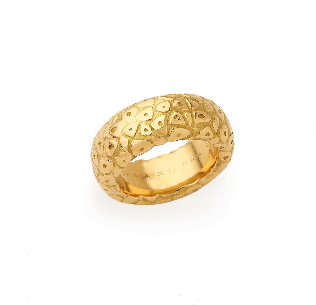 Null CHAUMET，大型18K（750/°）黄金缎面处理戒指，装饰有凸起的黄金几何图案。有签名和编号的。TDD : 60 毛重 : 19.2g