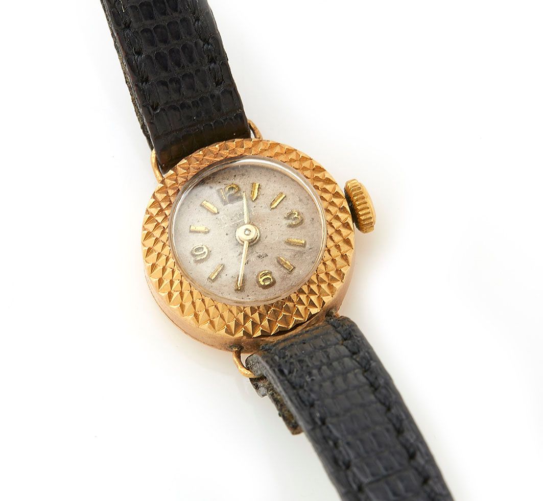 Null Reloj de señora en oro amarillo de 18 quilates (750/°). Correa de cuero con&hellip;