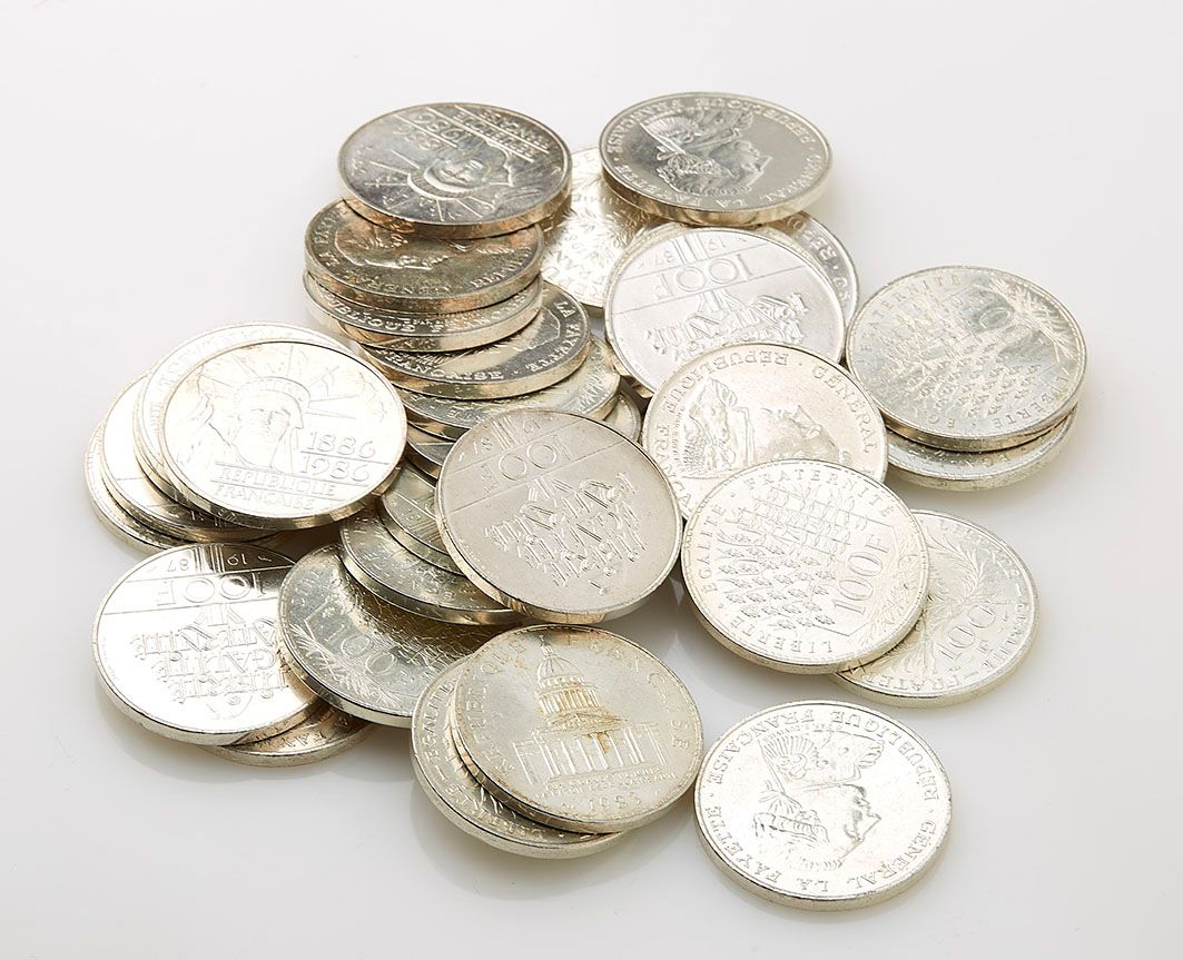 Null 32 Coins of 100 Francs in silver. Gross weight : 480.1g