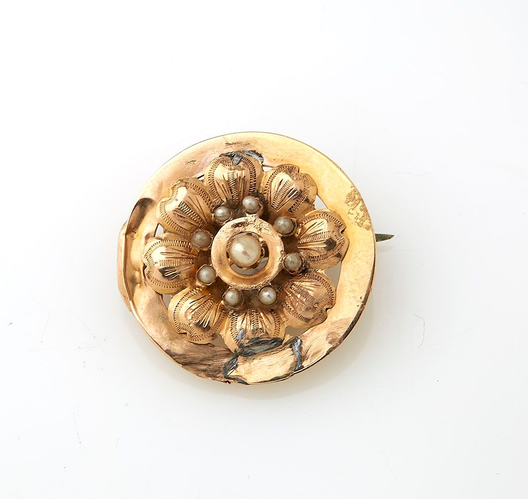 Null Broche en or jaune 18K (750/°°), figurant une fleur réhaussée de micro perl&hellip;
