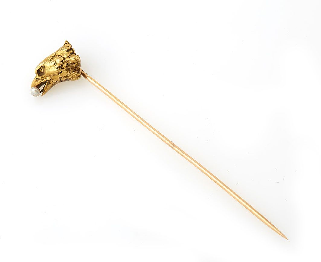 Null Nadel aus 18 Karat Gelbgold (750/°°), verziert mit einem Adlerkopf, der ein&hellip;
