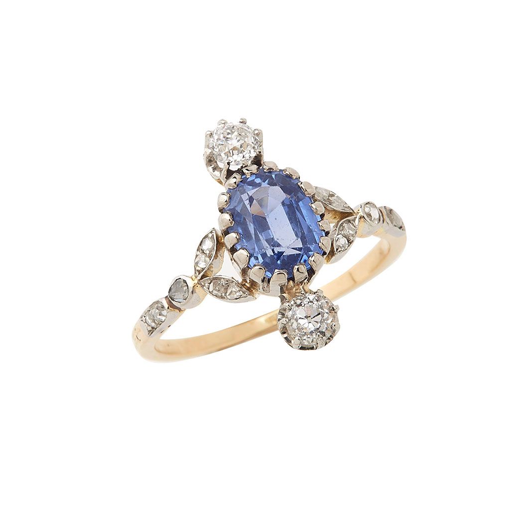 Null 双色18K(750/°)金戒指，镶有一颗爪形蓝宝石，并镶嵌老式切割钻石和粉红钻石。TDD : 52 毛重 : 3.1g