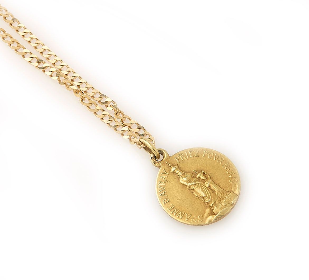 Null Chain in 18K yellow gold (750/°°), curb chain, holding a religious medal. G&hellip;