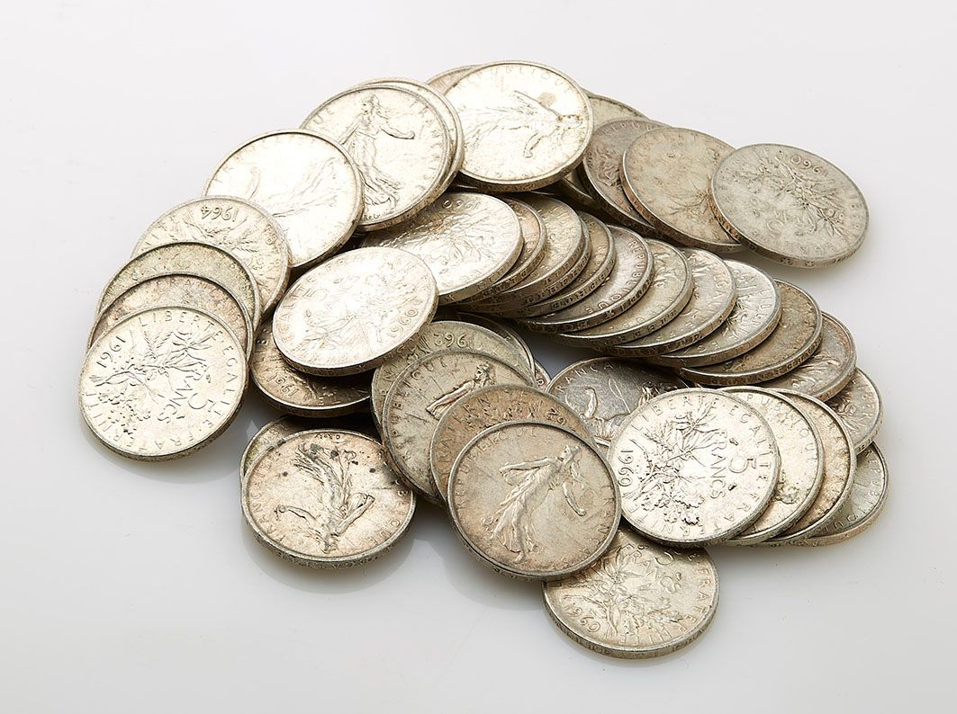 Null 50 Coins of 5 Francs in silver. Gross weight : 600g