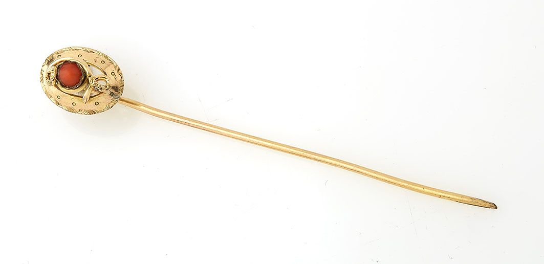 Null 镀金金属针，有镂空的风格化装饰，饰有凸圆形宝石。