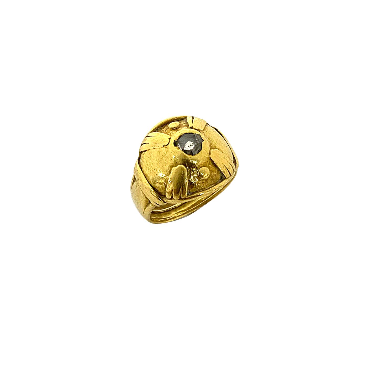 Null Chevalière in 18k yellow gold (750/°°), centered with a rose. TDD : 52 Gros&hellip;