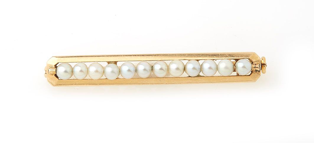 Null Brooch barrette in 18K yellow gold (750/°°), decorated with a line of pearl&hellip;
