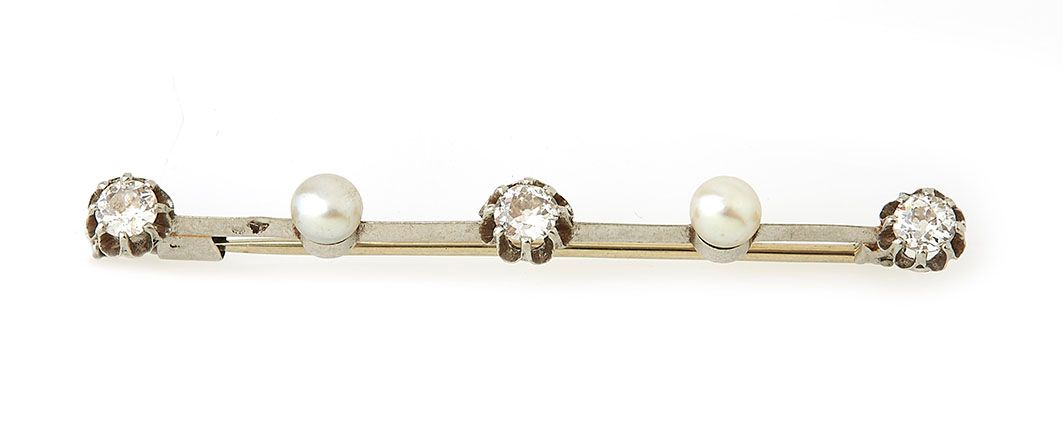 Null 铂金800/°和18K（750/°）白金材质的胸针，爪式镶嵌三颗明亮式切割钻石，中间夹着一颗养殖珍珠。长度：55毫米 毛重：3.7克