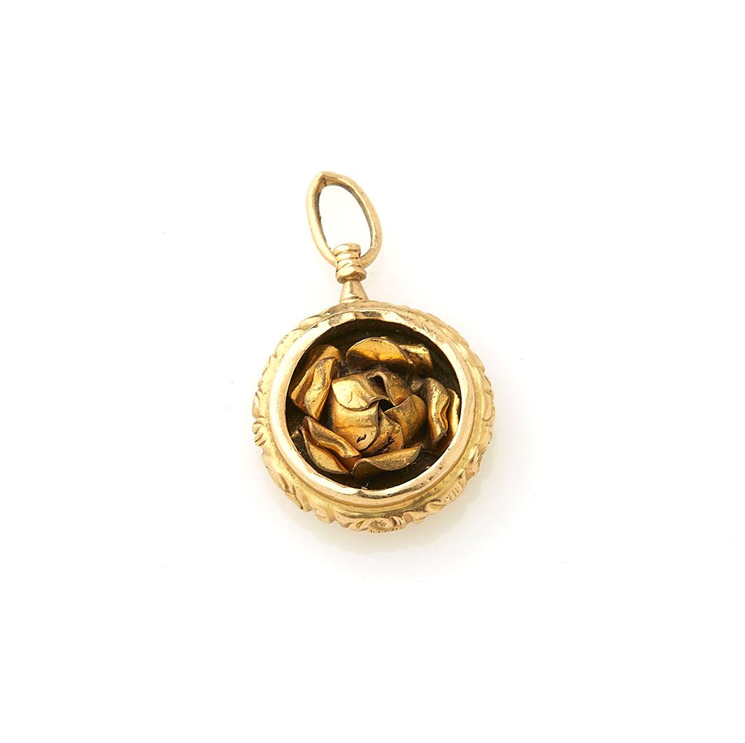 Null Circular pendant in 18K yellow gold (750/°°), enclosing a flower. Gross wei&hellip;