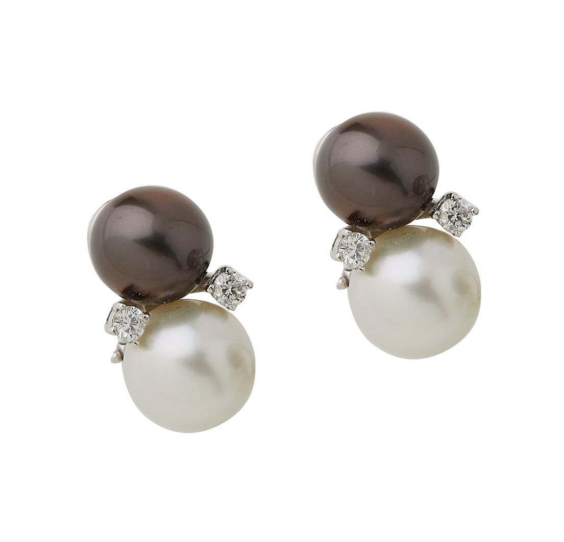 Null Paire de boucles d oreilles en or gris 18k (750/°°), ornée d une perles gri&hellip;