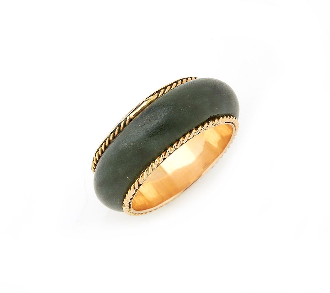 Null Ring aus 18 Karat Gelbgold (750/°°), in der Mitte ein Ring aus Hartstein. T&hellip;