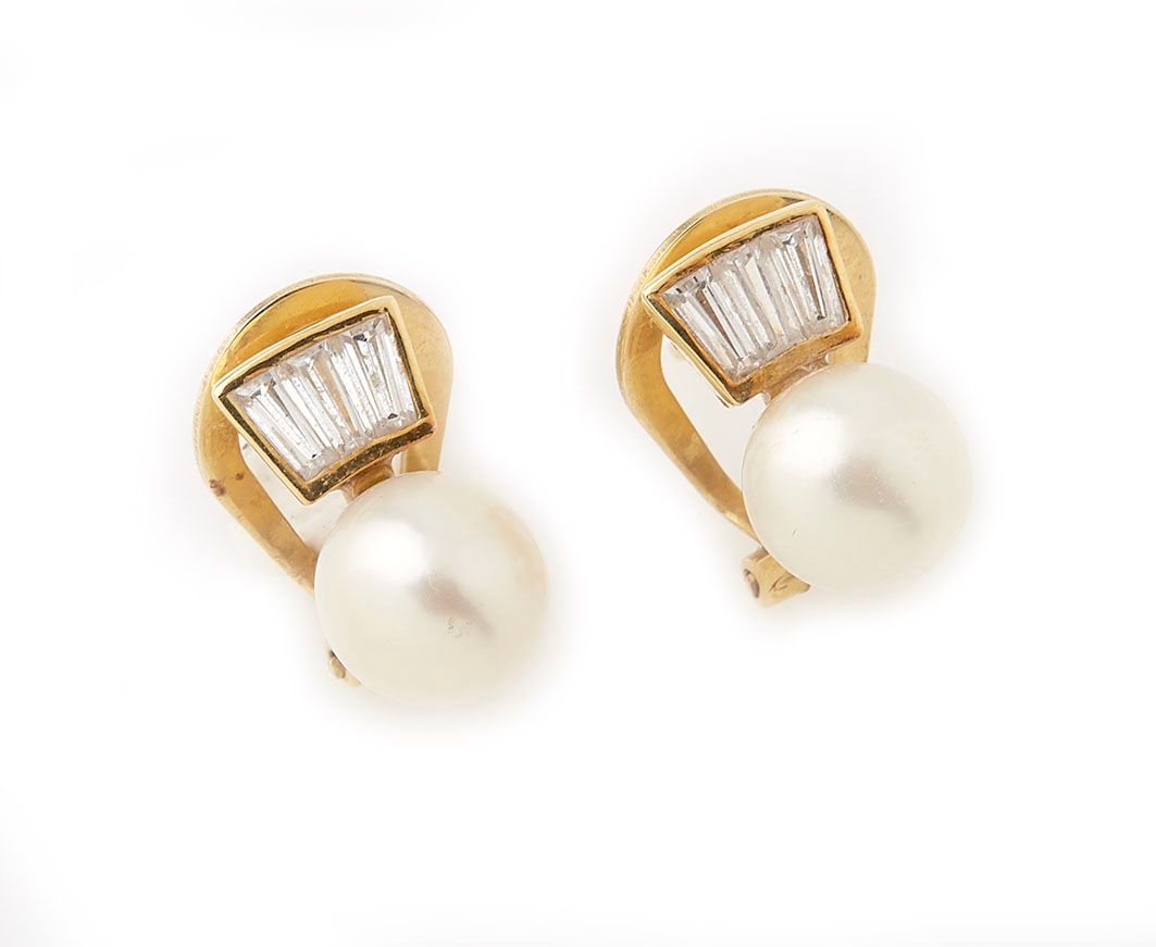 Null Coppia di orecchini in oro giallo 18K (750/°°), con una perla coltivata e i&hellip;