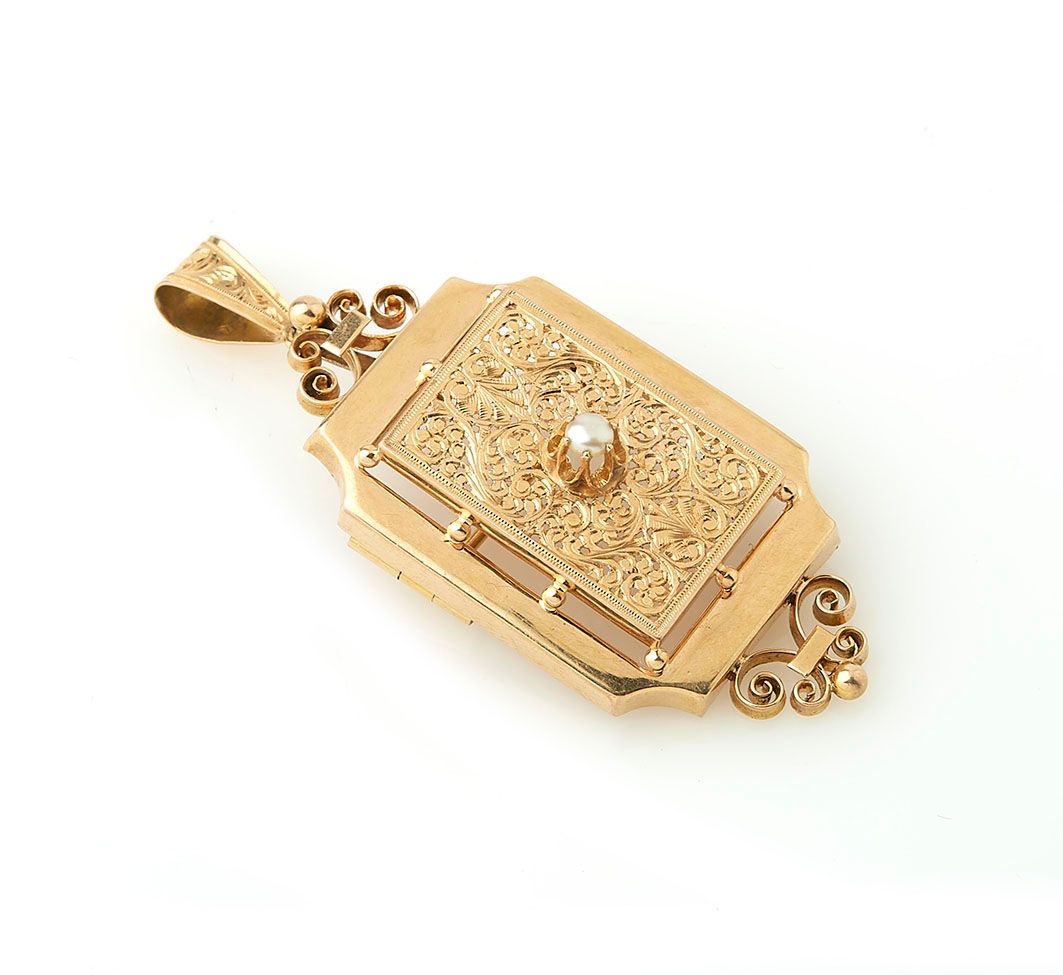 Null Pendentif ou broche en or jaune 18K (750/°°), à décor filigrané ajouré, cen&hellip;