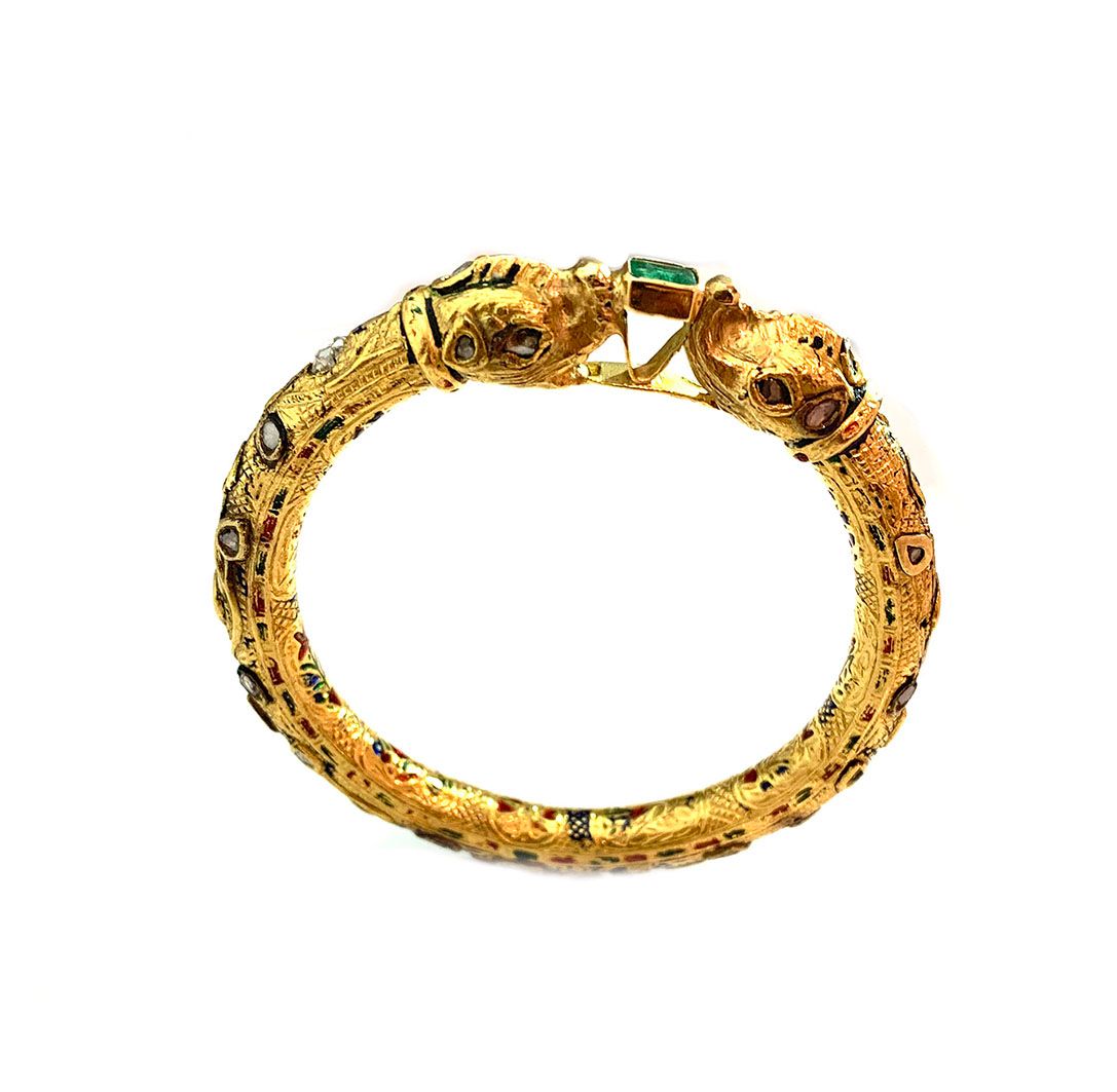 Null Bracelet jonc en or jaune 18K (750/°°),à décor ciselé se terminant par des &hellip;