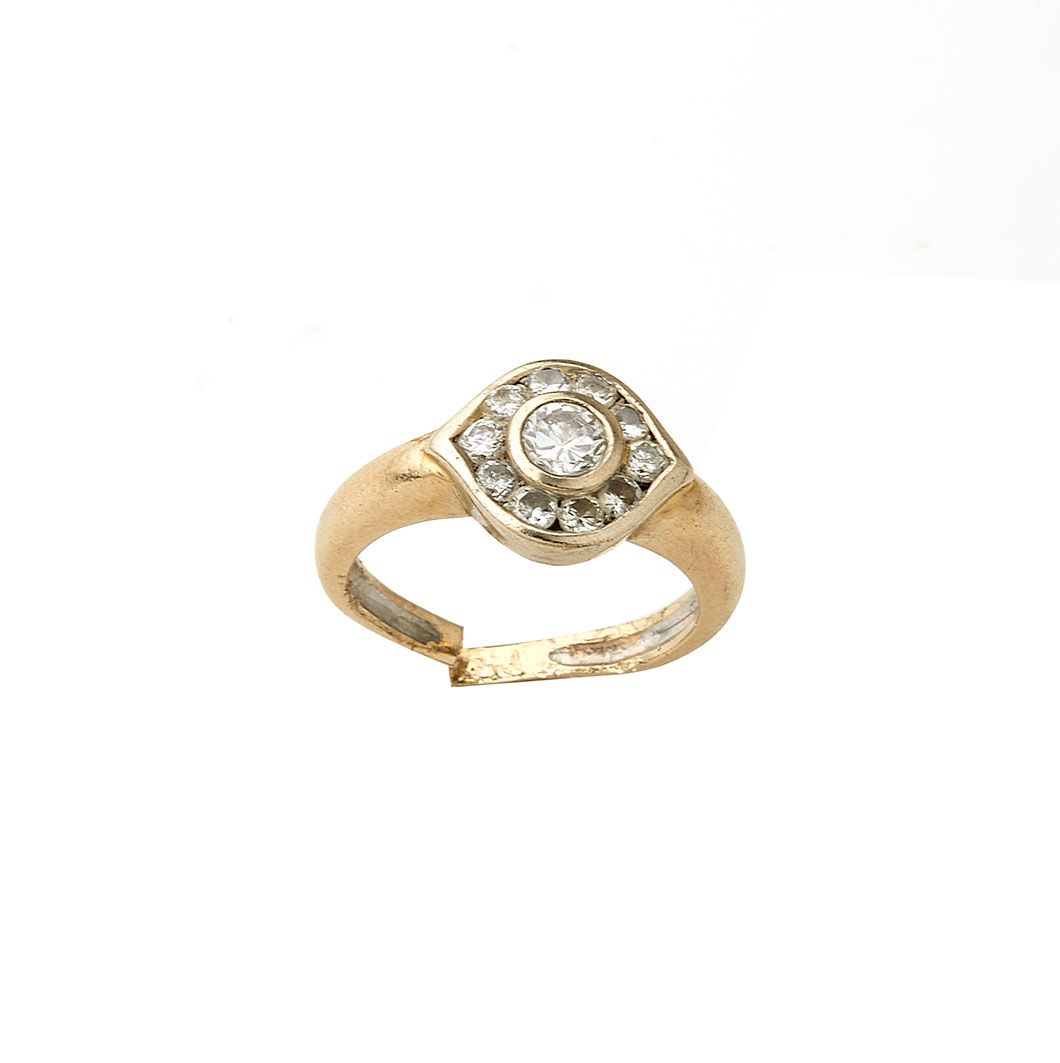 Null 18K（750/°）黄金戒指，有一个风格化的高原，以封闭式镶嵌的明亮式切割钻石为中心，周围有钻石。TDD : 52 毛重 : 5.8g (对环形物的意&hellip;