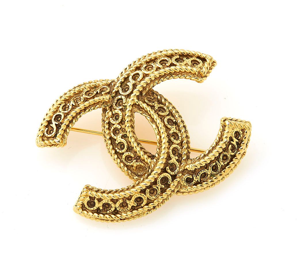 Null CHANEL, Fancy brooch in gilded metal. Signed.