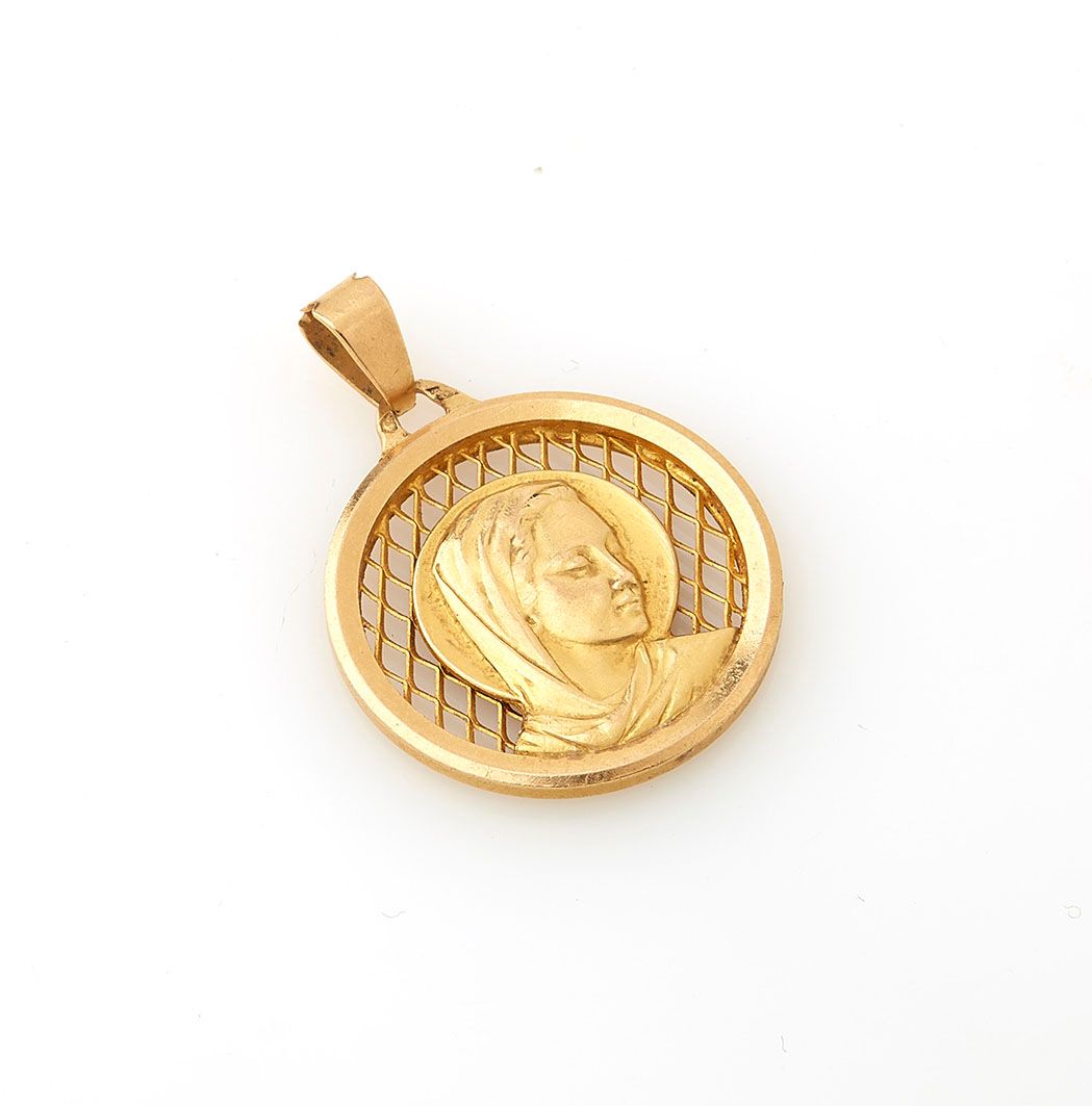 Null Médaille religieuse en or jaune 18K (750/°°). Poids brut : 3.2g