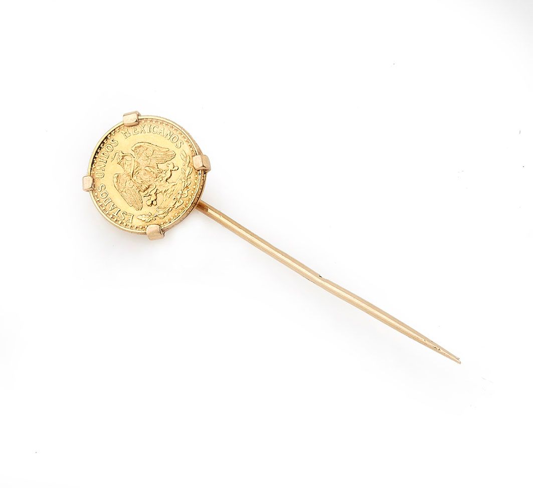 Null Spilla in oro giallo 18K (750/°°) con una moneta da due Pesos d'oro. Peso l&hellip;