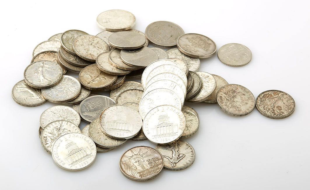 Null 43 monedas de plata de 5 francos, 11 monedas de plata de 100 francos, 3 mon&hellip;