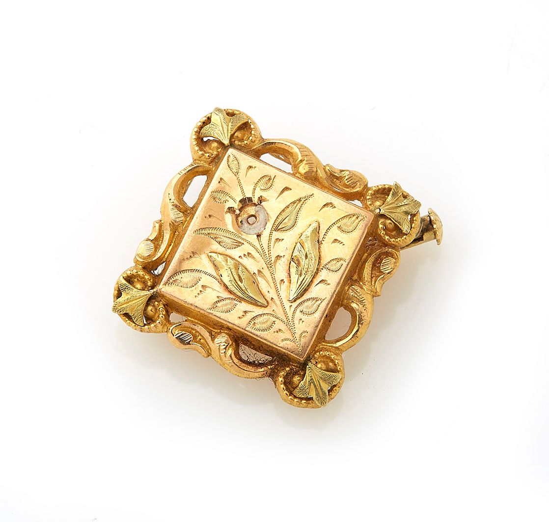 Null Brooch in two-tone 18K (750/°°) gold, finely chiseled stylized floral motif&hellip;
