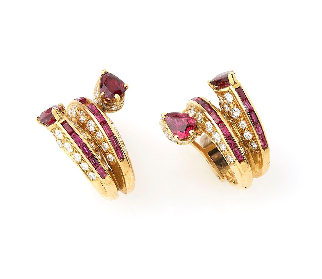 Null Paire de clips d oreilles en or jaune 18K (750/°°), Motifs stylisés ornés d&hellip;